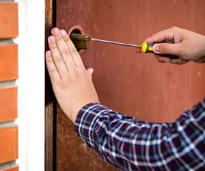 Lock Locksmith Tech Hamilton, OH 513-323-3099 - garage-door-locks